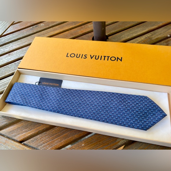 🔥LV HOLIDAY 25’🔥🆕💯LOUIS VUITTON LIMITED KNIGHT BLUE 3D-MONOGRAM MOTIF TIE🔥RARE✨ - Picture 14 of 17